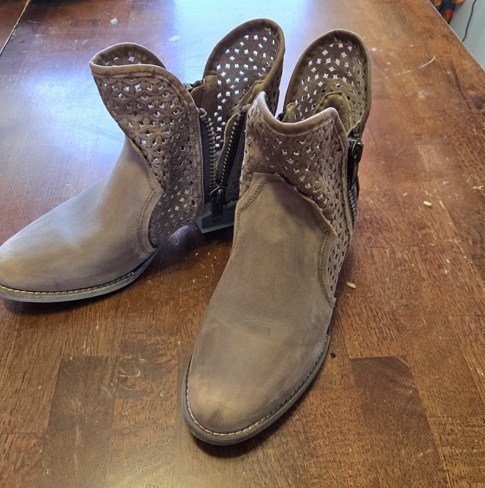 Tribal Brown Perforated Ankle Booties Circle G by Corral SZ 9